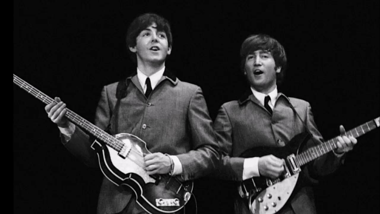 Песня битлз леннон. Группа the beatles джон леннон. Джон леннон с гитарой. Джон битлз. Джон леннон битлз.