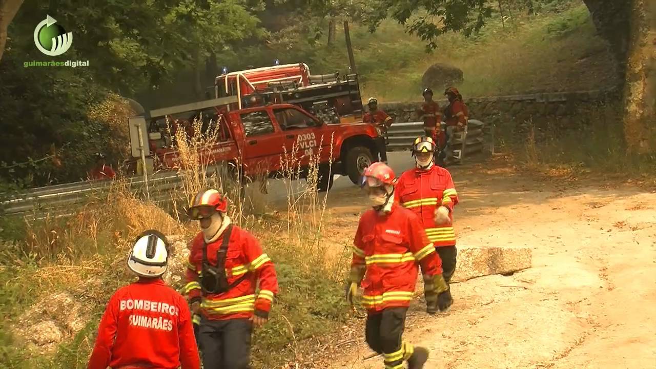 Bombeiros continuam a combater incêndio na encosta da Penha