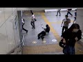 柱の影からあたりを物色する疑いのある男は、目と目があった瞬間に逃走を図るも・・・