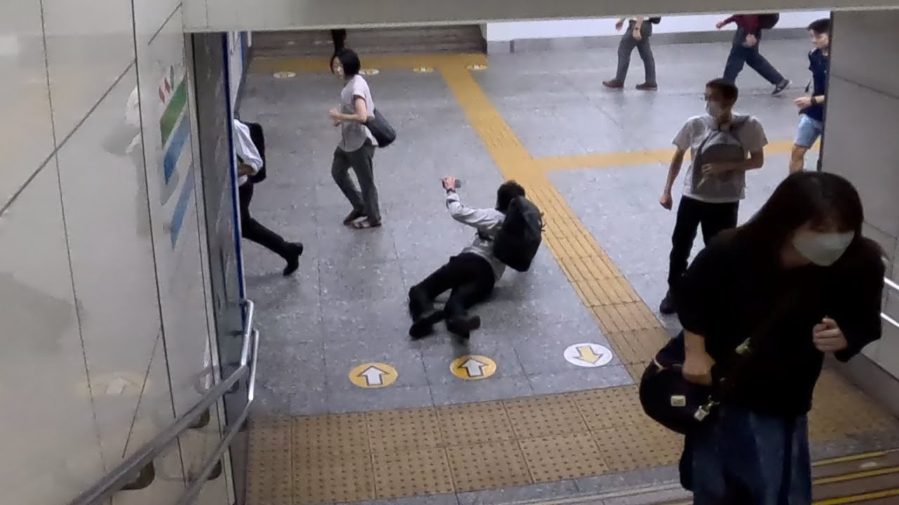 柱の影からあたりを物色する疑いのある男は、目と目があった瞬間に逃走を図るも・・・