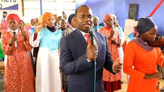 BWANA MUNGU WANGU NINAKUPENDA WORSHIP @OYUGISMAIN ALTAR