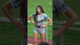 아웃에 멋쩍은 표정 짓는 김연정 치어리더
