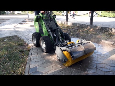 Влажная уборка поверхности брусчатки в городском парке - YouTube