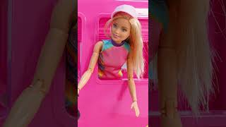 Barbie de Acampada con su nueva Dream Camper con tobogán. 🐻 Un oso se hace su amigo 🌲 Cat Juguetes 😻