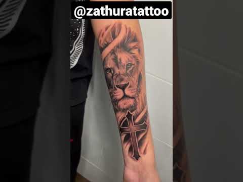 león realista tattoo
