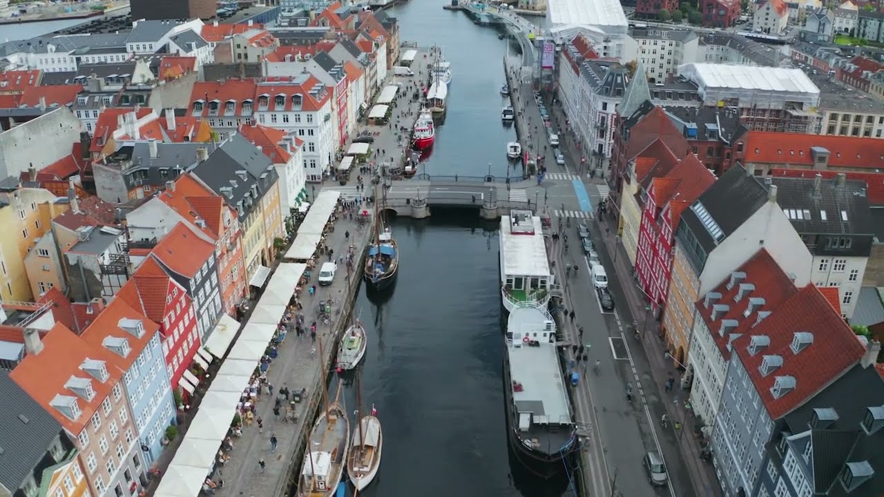 TIL SALG: Unik 2 plans lejlighed i en hyggelig stille baggård i Nyhavn i København K