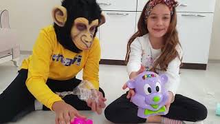 Zehra and Monkey Rookie Open Surprise Heads