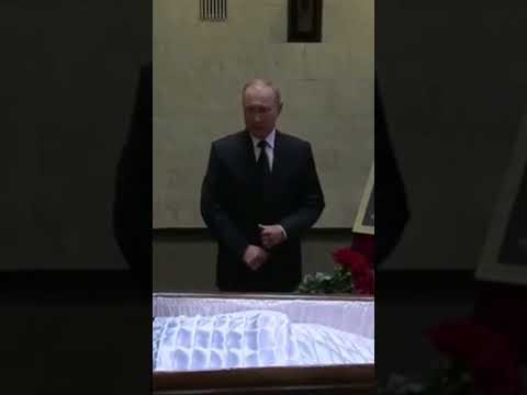 Putin lays flowers next to Mikhail Gorbachev coffin #putin #gorbachev