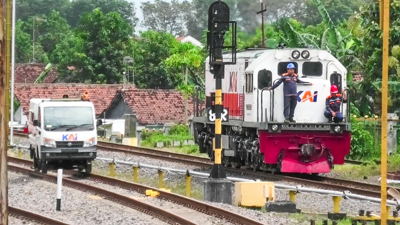 UNIK LORI TATA VS LOKOMOTIF BERDAMPINGAN‼️RAMAINYA KERETA API DI STASIUN KERTOSONO SIANG HARI