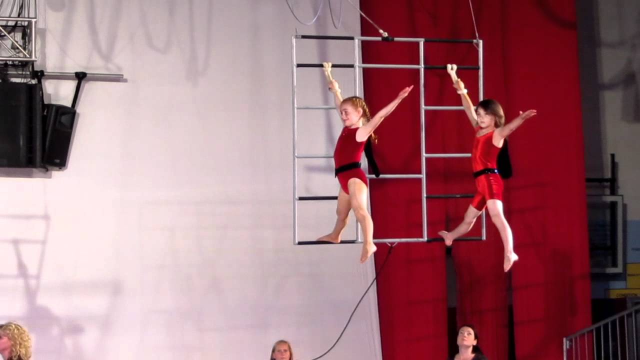 The Great Y Circus 2012 Swinging Ladders - YouTube