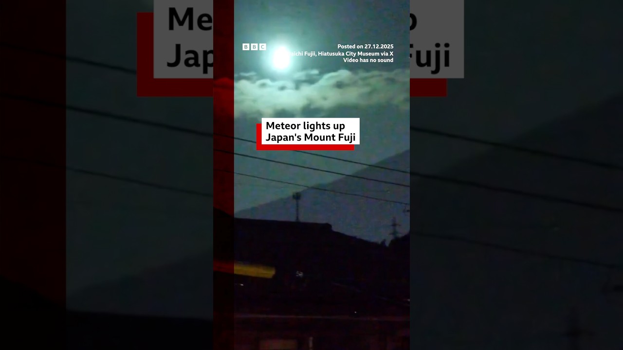 Meteor lights up Japan's Mount Fuji. #Japan #MountFuji #BBCNews