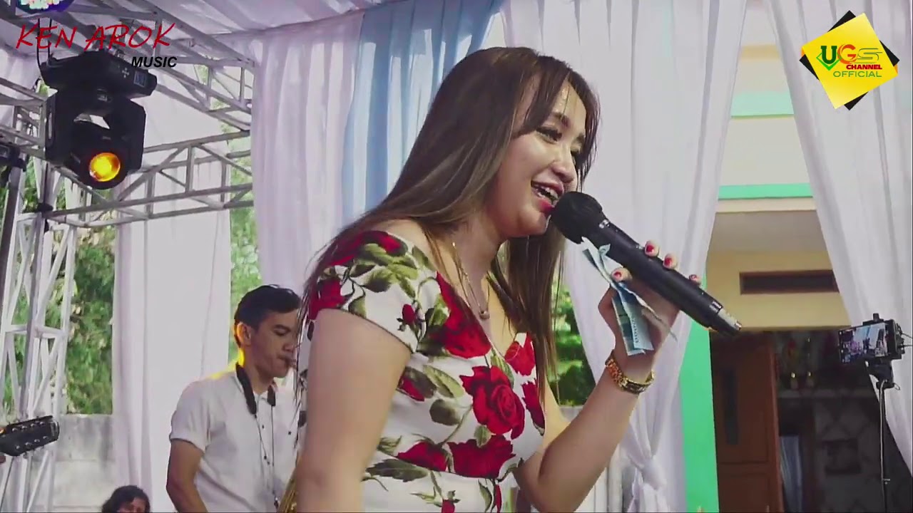 Mini yubka ostida yalangoch dumba