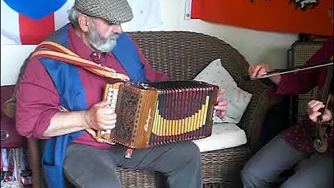 CIMG5082French Tune Miloot Valse played by Pete Is...