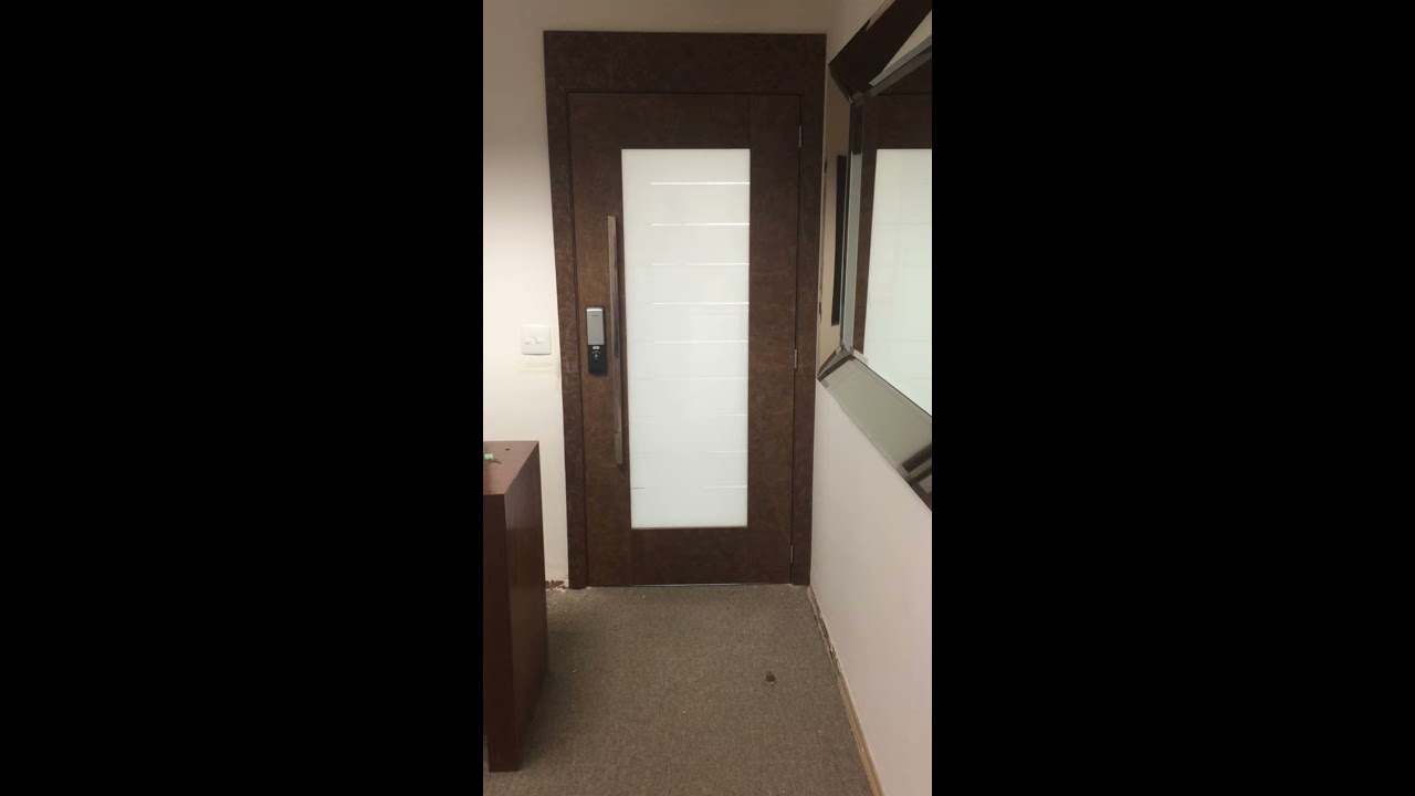 Porta de escritório automatizada com vidro de privacidade Intelliglass