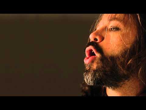 Watch the video for Cuando el amor no entra