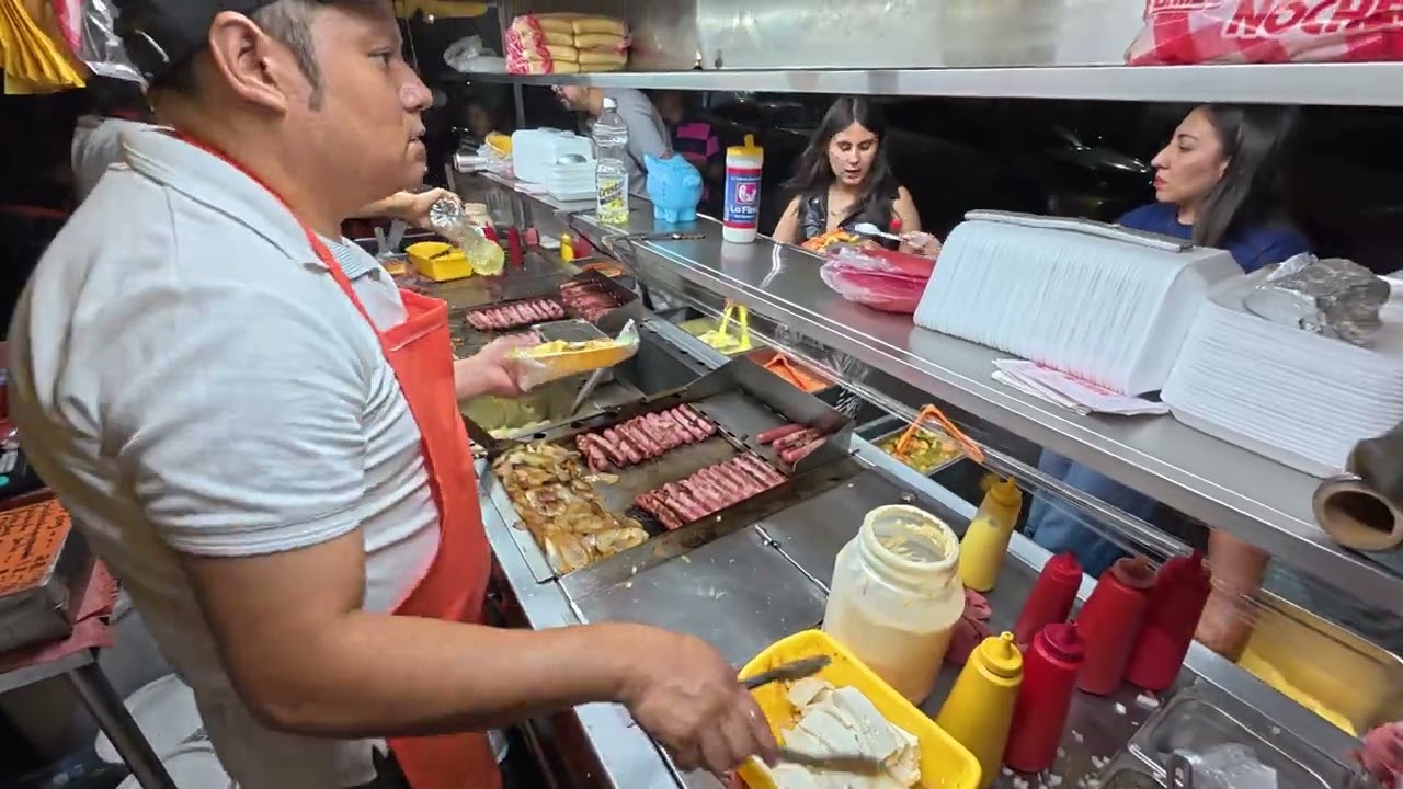 Estos hotdogs llevan 35 años vendiendo 🔥🌭