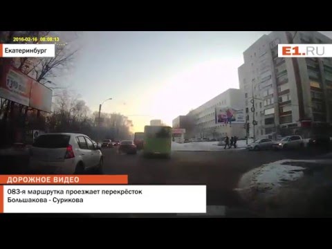 083-я маршрутка проезжает перекрёсток Большакова - Сурикова