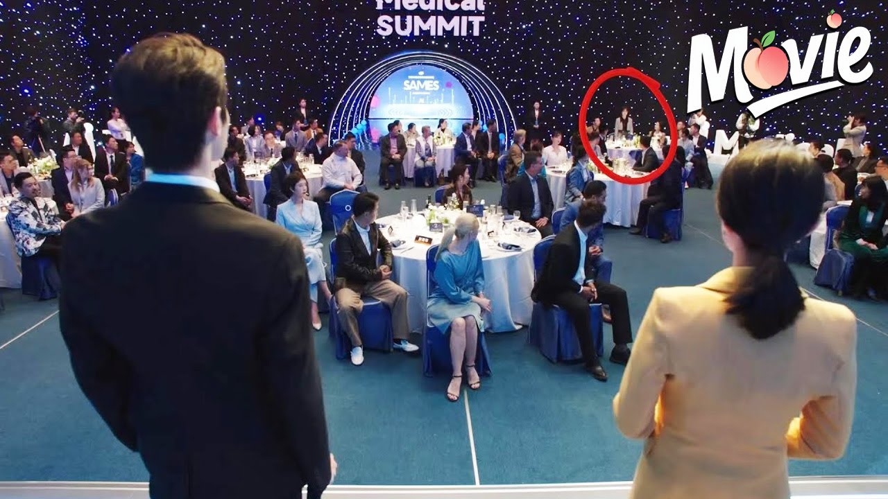 Генеральный директор публично объявил о своих отношениях с Золушкой, и публика была в восторге!