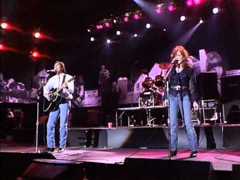 Putar Introduction Of Bonnie Raitt>World In Motion - Bonnie Raitt