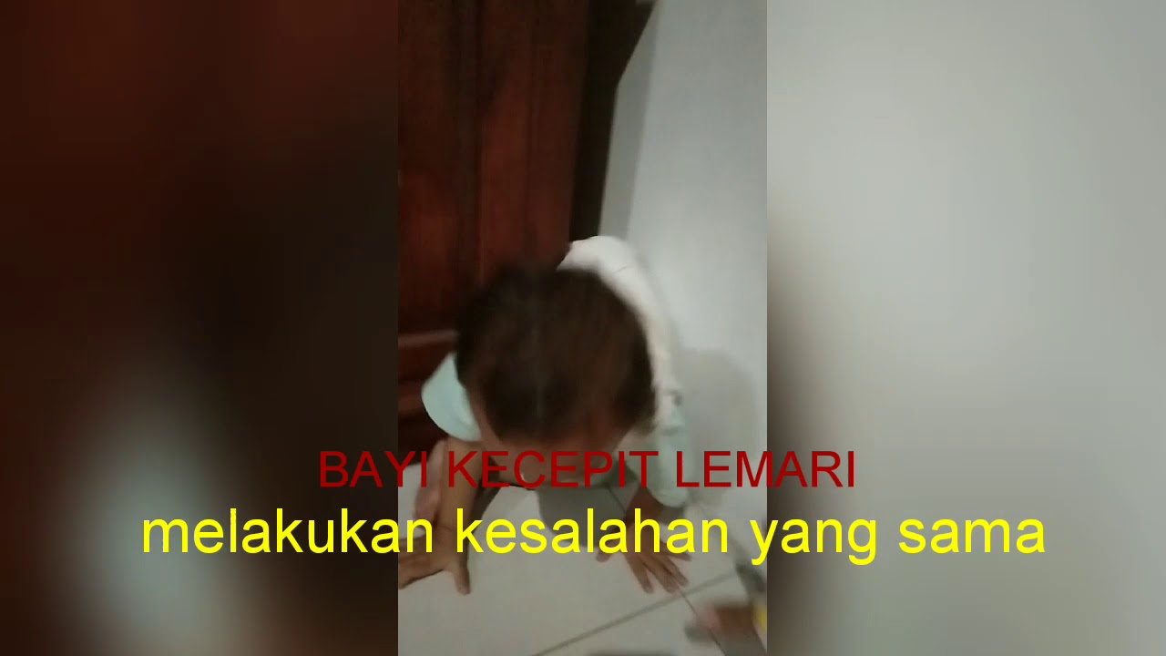 BAYI LUCU, BAYI KEJEPIT LEMARI !!!!!! 