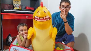 Berat Ile Buğra Babasına Dinozor Şakası Yaptı