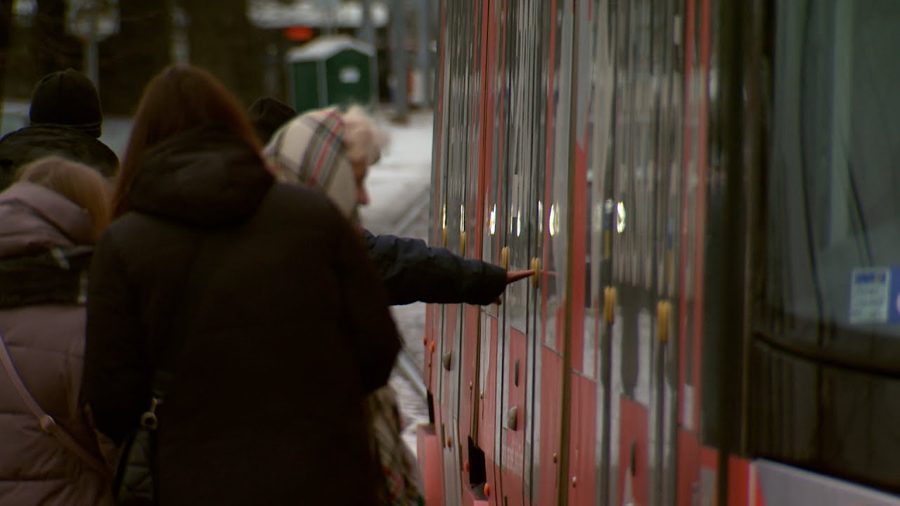 Kāpēc “Rīgas satiksme” liek pasažieriem spiest iekāpšanas un izkāpšanas pogas?