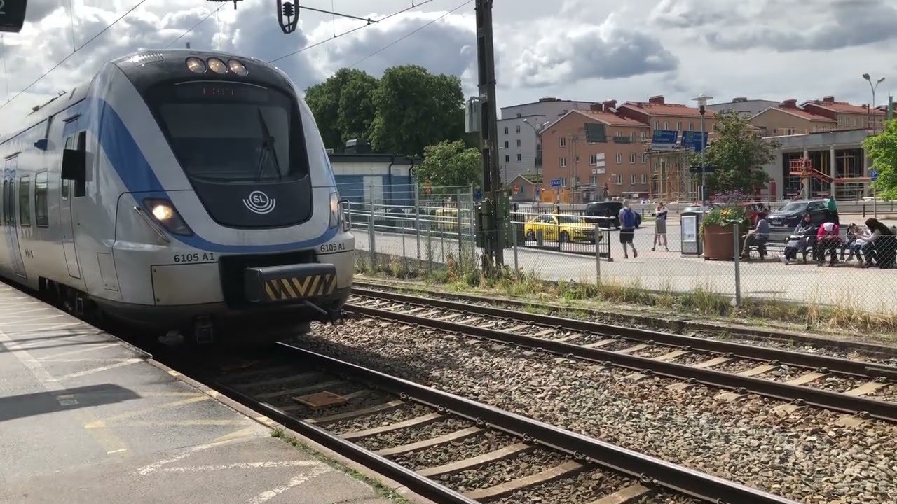 X60B Pendeltåg avgår från Märsta.