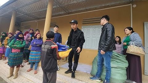 Đi vào Ngôi làng Cô đơn cả bản 76 hộ lần đầu nhận quà của chị Duyên. Nguyễn Tất Thắng