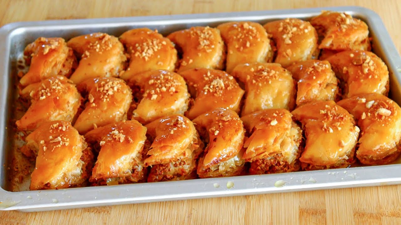 بقلاوة الهلاليات من لي يحب قلبك!بعجينة سحرية طعمها ياخذك فوق الغيوم قدميها مع القهوة واستمتعي