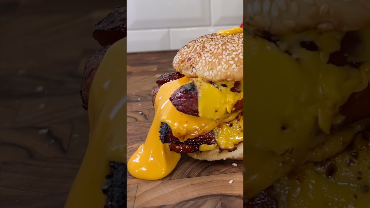 Сэндвич с жареной колбасой и сыром 