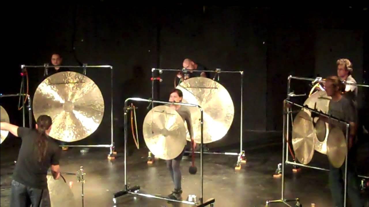 Оркестр с бубнами. Оркестр с бубнами. Концерт с тамбурин. Оркестр с бубнами. Барабан в оркестре.