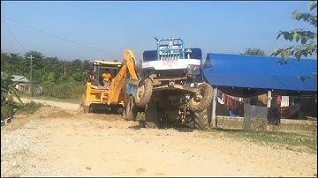 JCB Backhoe Loader Loading the SWERAJ834 FE Tractor/Overloaded Tractor #EarthPlanet