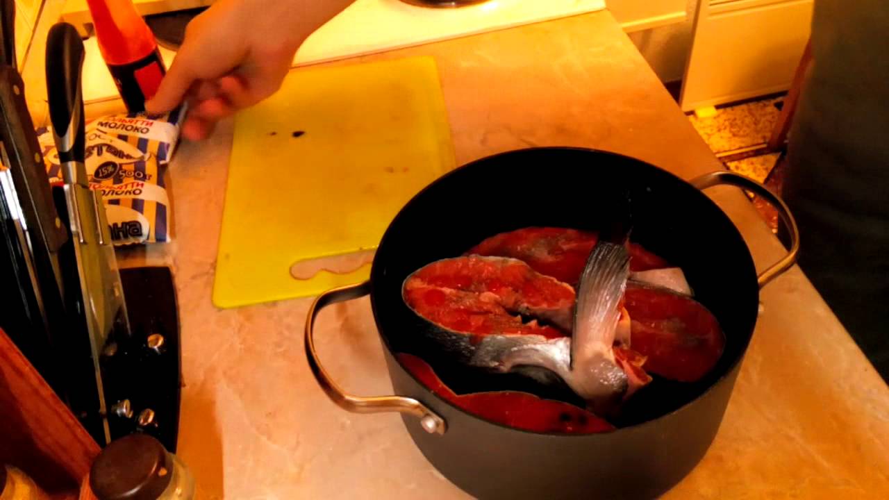Приготовление рыбы кижуч. Приготовление кижуча. Кижуч на сковороде. Кижуч в духовке. Стейк кижуча приготовленный.
