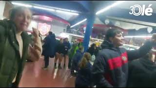 El fútbol infantil de San Lorenzo alentando por Orlando Gill y por la selección de Paraguay 🥹