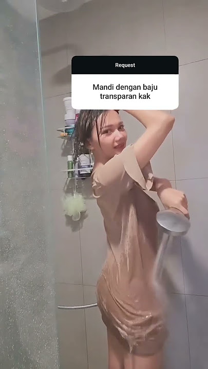 Cewek mandi pake baju transparan