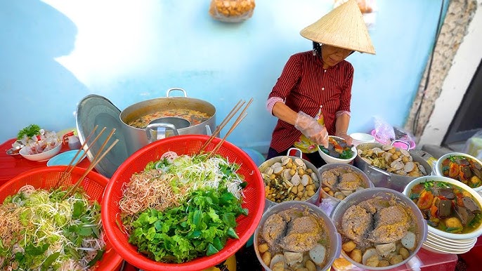 Hàng bún riêu cua đồng vỉa hè mà sạch sẽ như nhà hàng 5 sao, chủ rất dễ thương tỉ mỉ từng cộng rau