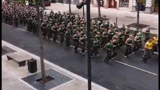 La Légion Etrangère fait son jogging dans le centre de Nîmes à 8h le lendemain de la coupe du monde Resimi