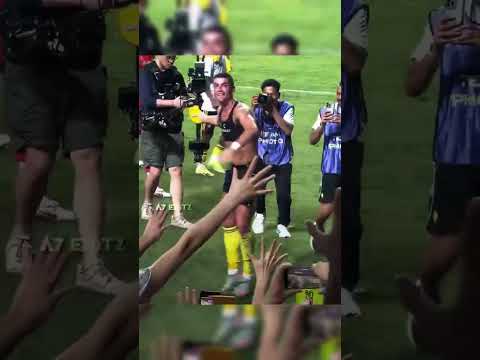 مشجع يلتقط قميص رونالدو ويبيعه ب200 ألف دولار ثم يشتري لامبورغيني  