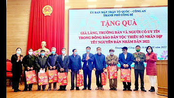 Tặng quà Tết già làng, trưởng bản, người có uy tín