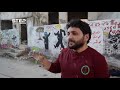 رسام جداريات يصو ر بشكل ساخر حالة الميليشيات الكردية بعد انسحاب أمريكا من سوريا 