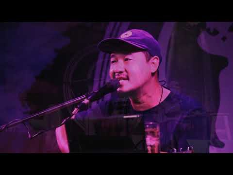 เธอเดินร้องไห้กลับมาพร้อมถุงน้ำอัดลม@แมวเป้าบาร์