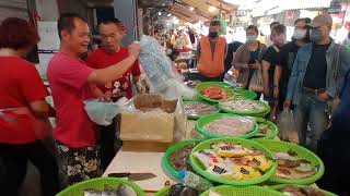 阿源跟隔壁老闆展開鬥嘴模式  超好笑  台中水湳市場  海鮮叫賣哥阿源  Taiwan seafood auction