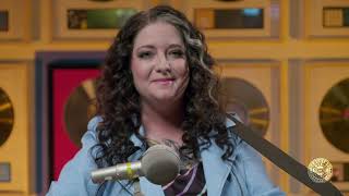 Ashley McBryde – You’re Lookin’ At Country (Loretta Lynn Cover) chords