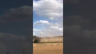 terpatau angin cukup keras tetap berhati2 dimna pun berada。