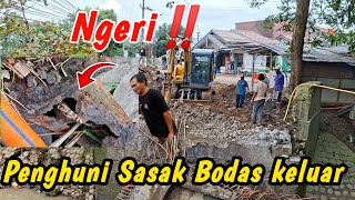Download Lagu Lagi keruk jalan‼️Tiba tiba Penghuni Sasak bodas Keluar Gaes  MP3