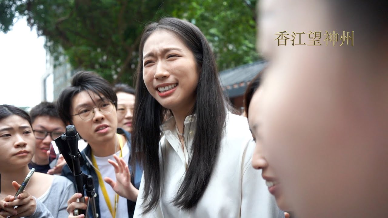 微笑劍后江旻憓「空降」旅遊界參選，面對記者尖銳提問淨係識笑：大家食咗飯未啊？大家多D黎香港玩～