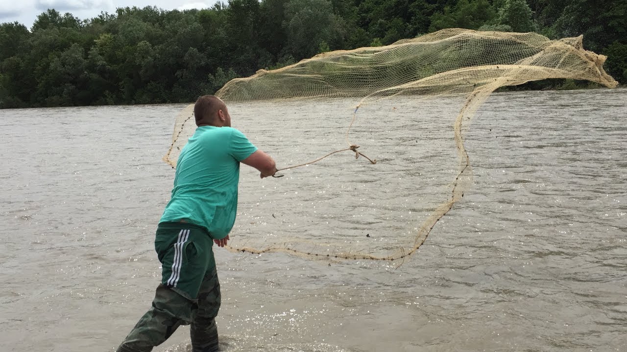 Ловить рыбу кастинговой. Рыболовная кастинговая сеть для заброса с берега. Заброска кастинговой сети. Сеть кастинговая Кавказ рыбалка.