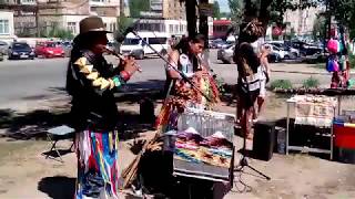 Индейцы Эквадора. Уличные музыканты.