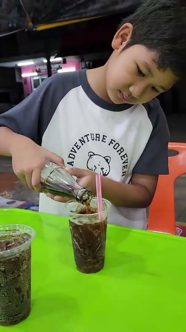 น้องบีมกินก๋วยเตี๋ยวลูกชิ้นปลาตี๋น้อย