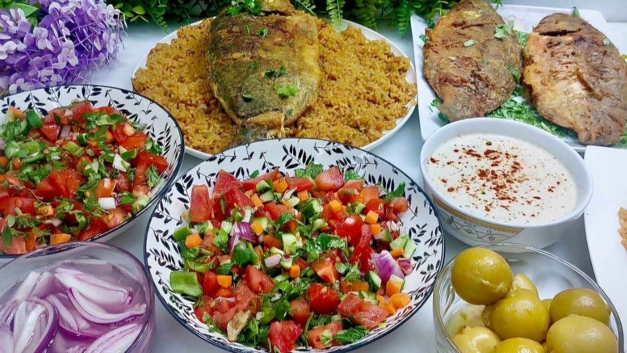 السمك المقلي بتتبيلة مميزة جدا مع ارز صيادية وطحينة 😍بكل التفاصيل 